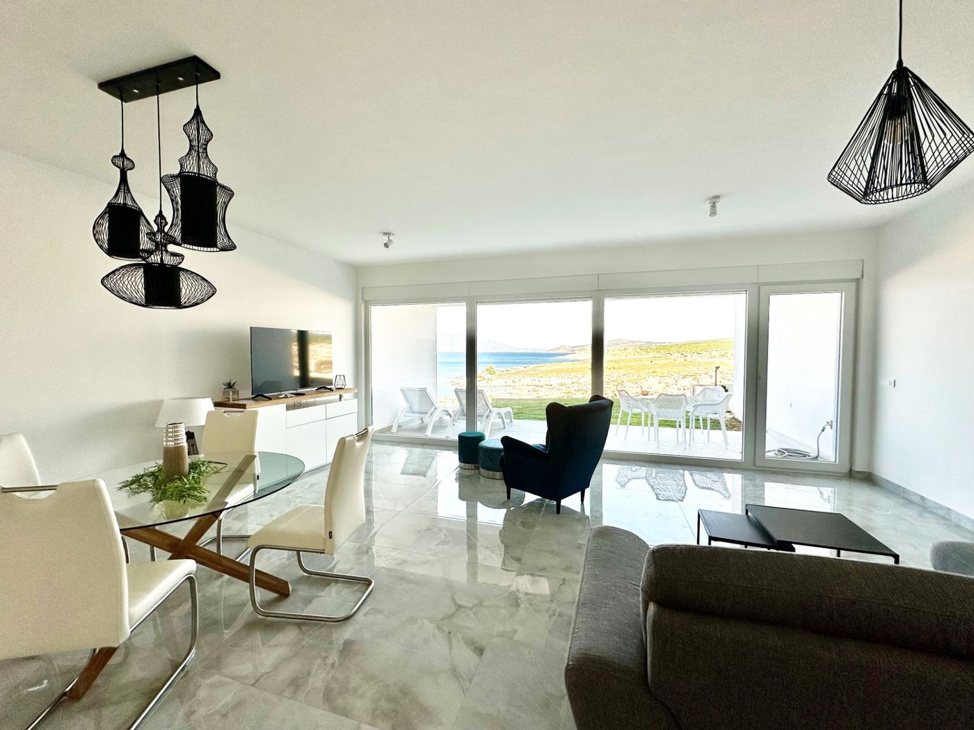 Wohnbereich mit 6 Meter breiter Glasfront und Blick auf das Meer